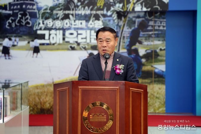 이재식 수원특례시의회 의장이 26일 수원박물관 1층 로비에서 열린 수원박물관 특별기획전 ‘1980년대 수원, 그해 우리는'개막식에서 축사를 하고 있다