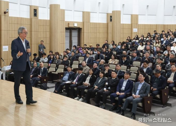 강남훈 기본사회위원회 부위원장이 화성특례시 공직자를 대상으로 기본사회 특강을 진행하고 있다.(화성시 제공)