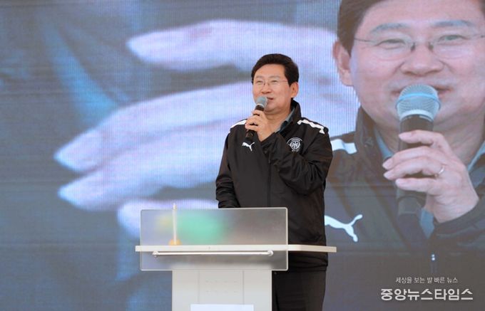 28일 동백호수공원에서 열린 동백2동 주민자치 작품발표회에 참석한 이상일 시장이 축사를 하고 있다.(용인시 제공)