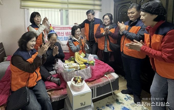 수원시 영통구 망포2동, 홀몸어르신 생신 '찾아가는 복지'로 따뜻한 변화