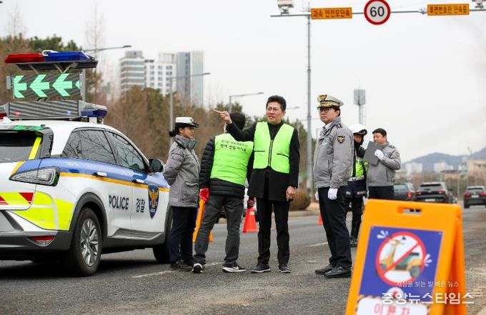 김정헌 중구청장이 지난 3월 1일 하늘대로 일원을 찾아 이륜차 소음 합동점검 현장을 살피고 있다