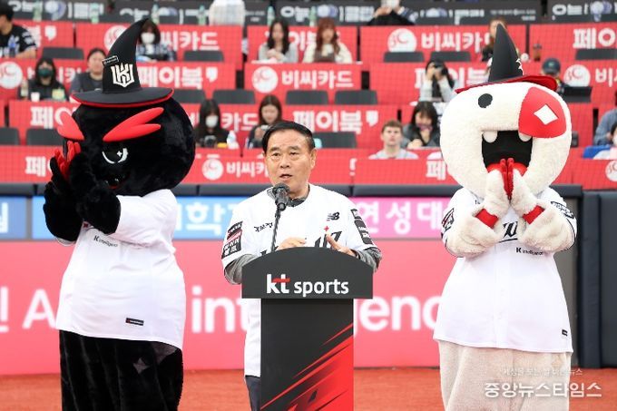 이재식 수원특례시의회 의장이 3일 수원KT위즈파크에서 열린 ‘kt 위즈 홈개막전’ 개막식에서 축사를 하고 있다. kt 위즈 마스코트와 함께 무대에 올라 인사말을 전하고 있다.(사진=수원특례시의회)