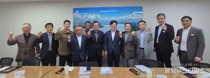 김병수 시장이 김포한강2콤팩트시티 내 대책위와 간담회를 갖고 있다.(2025.10.)