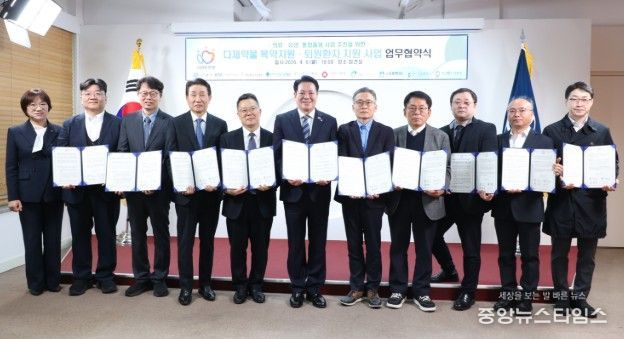 6일 오전 10시 시청 접견실에서 열린 다제 약물 복약 지원 퇴원 환자 지역 사회 연계 사업 업무 협약식에서 최대호 안양시장과 참석자들이 기념 사진을 찍고 있다