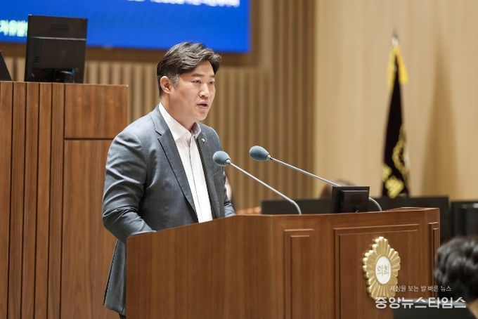 김동은 수원특례시의회 의원이 제400회 임시회 제2차 본회의에서 5분 자유발언을 하고 있다.(사진=수원특례시의회)