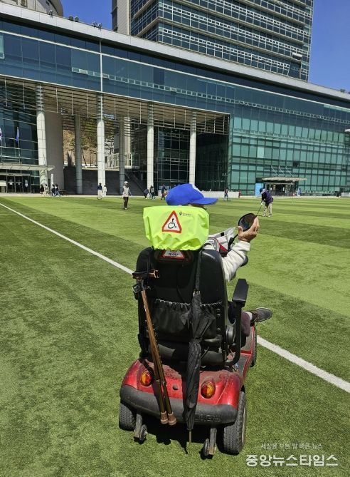 용인특례시가 취약계층의 전동보장구 안전용품 지원사업을 시행한다.(용인시 제공)