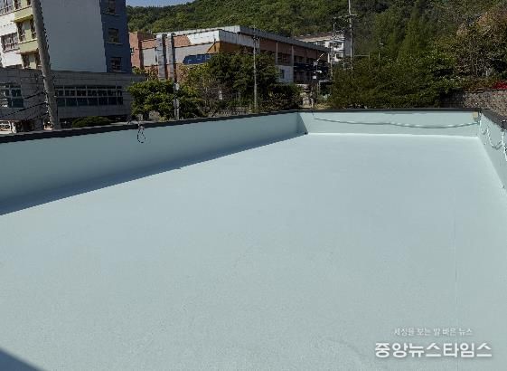 지난해 어린이집 옥상에 쿨루프 시공을 완료한 모습