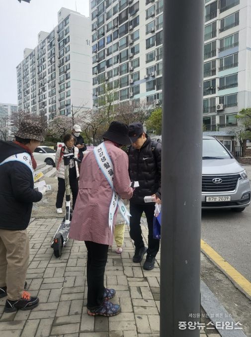 건강지도사들이 11일 성포동 일원에서 '건강마을 비만 예방 캠페인'을 하고 있다.