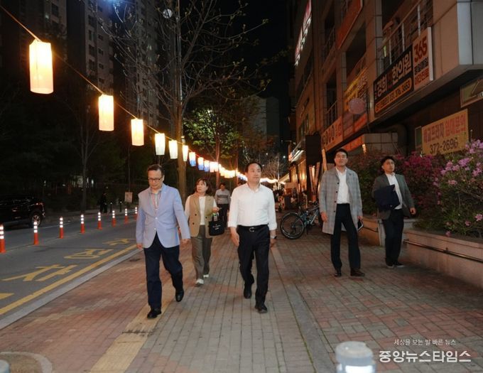 금암중심상가 청사초롱 현장점검 모습