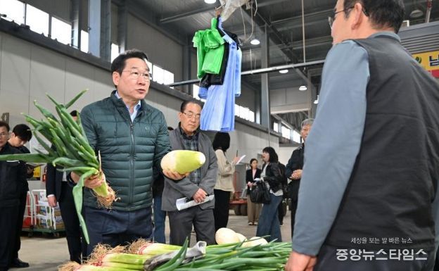 유정복 인천시장이 15일 남촌 농산물도매시장에서 농산물 가격 동향 등을 점검하고 있다.(인천시 제공)